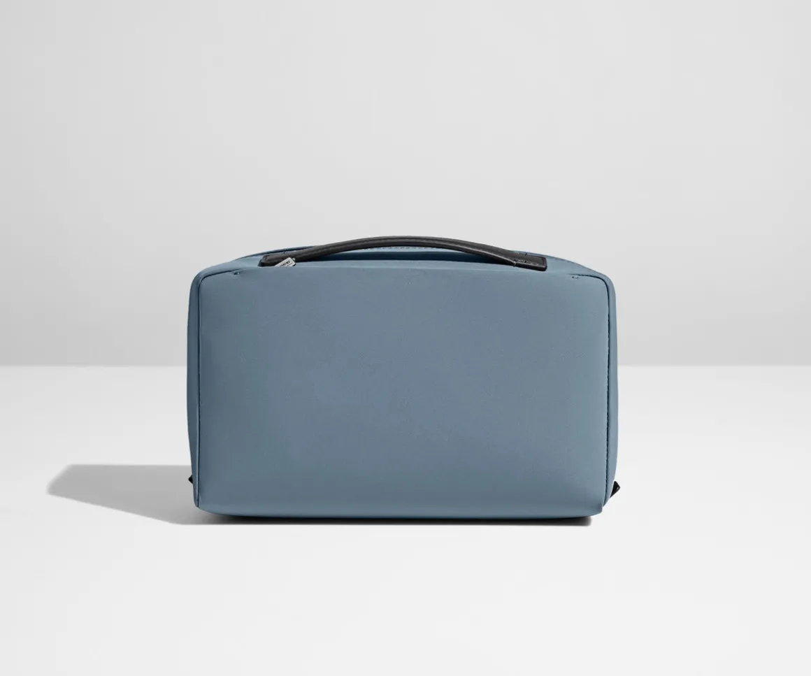 The Large Toiletry Bag in Coast Blue